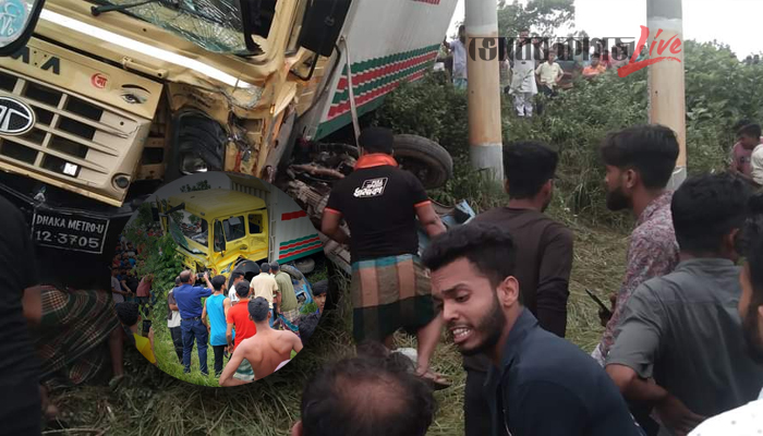 ফুটবল খেলতে যাওয়ার পথে ২ স্কুলছাত্রসহ চারজনের মৃত্যু