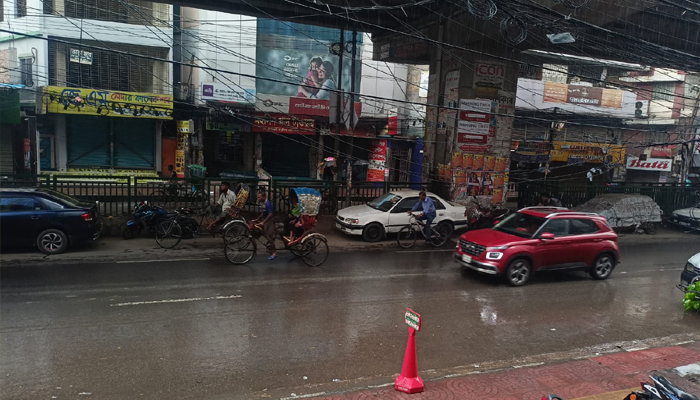 রাজধানীতে হালকা বৃষ্টি, কমেনি গরমের তাপ