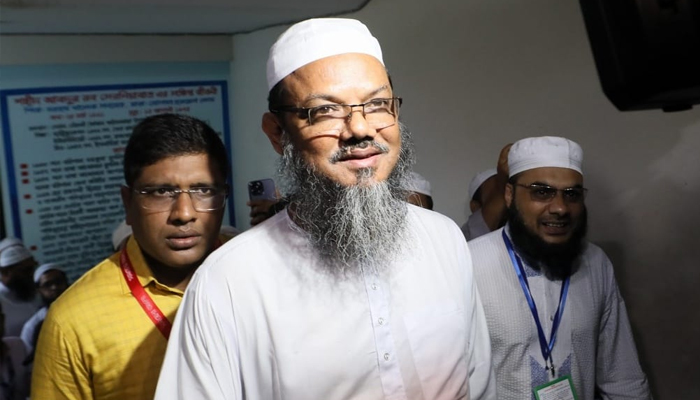 বরিশাল রূপাতলি মাদ্রাসায় ভোট দিলেন চরমোনাই পীর