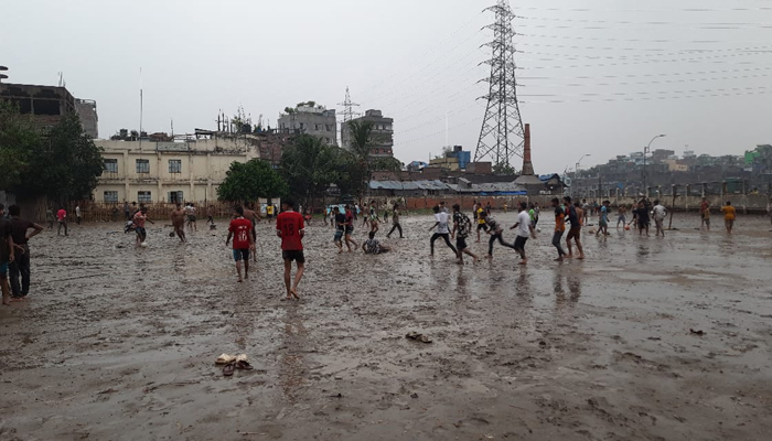 কামরাঙ্গীরচরে বৃষ্টি চলাকালে ফুটবল খেলা