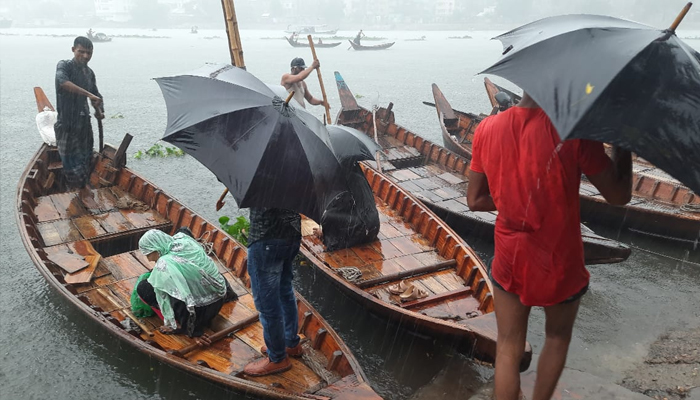 বুড়িগঙ্গায় বৃষ্টিতে বাড়তি ভাড়ায় নৌকা পারাপার