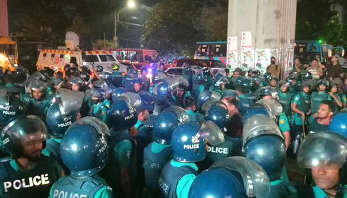 পুলিশের লাঠিচার্জে আন্দোলনকারীরা ছত্রভঙ্গ