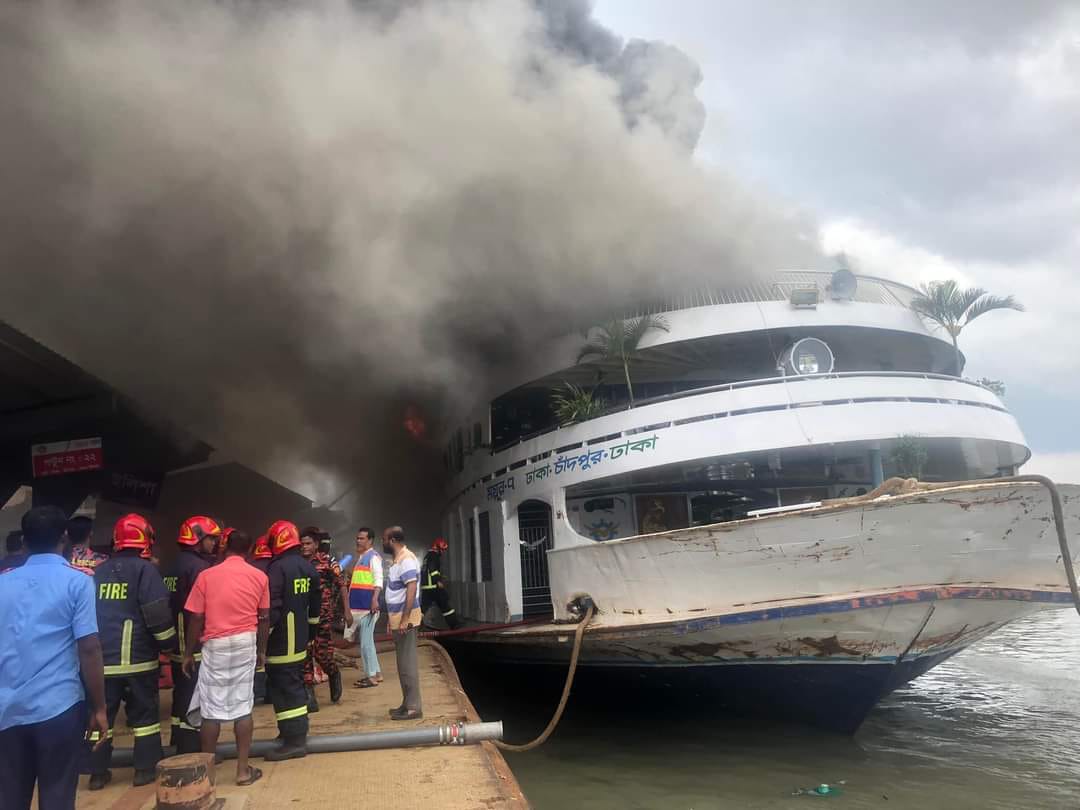 সদরঘাটে লঞ্চে ভয়াবহ আগুন