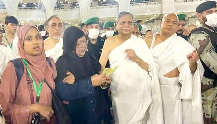 সস্ত্রীক উমরাহ পালন করলেন রাষ্ট্রপতি