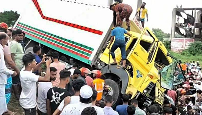 ফুটবল খেলতে যাওয়ার পথে ২ স্কুলছাত্রসহ চারজনের মৃত্যু