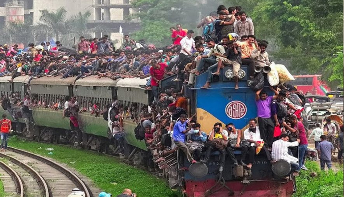 ঈদ যাত্রার শেষ দিনে ট্রেনের ছাদে যাত্রী