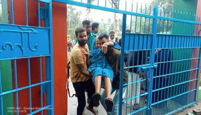 নাতির কোলে চড়ে ভোট দিলেন শতবর্ষী জয়না বিবি