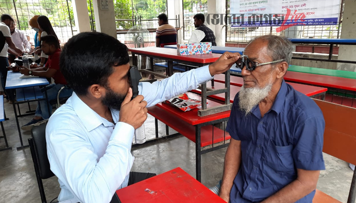তাপদাহে অসুস্থ হাজারো মানুষকে স্বেচ্ছাসেবী সংগঠনের বিনামূল্যে চিকিৎসা