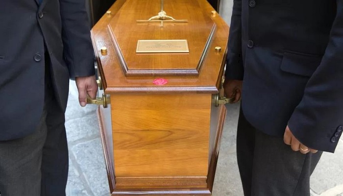 কফিনের ভেতর শুয়ে শ্বাস নিচ্ছিলেন নারী