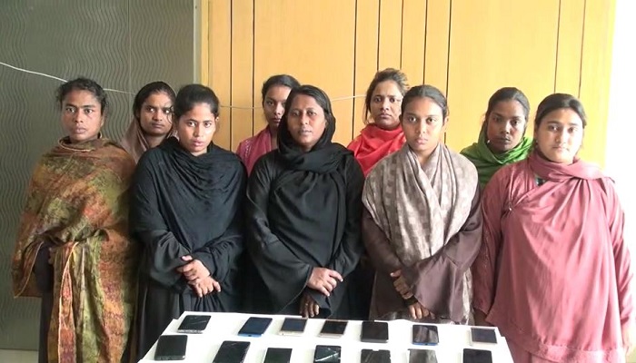 পর্দাশীল নারীর বেশে পকেটমার তারা