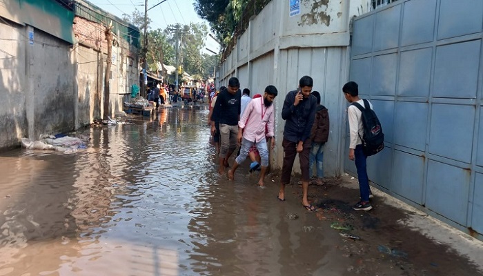 জলাবদ্ধতায় নাকাল বরিশালের মানুষ
