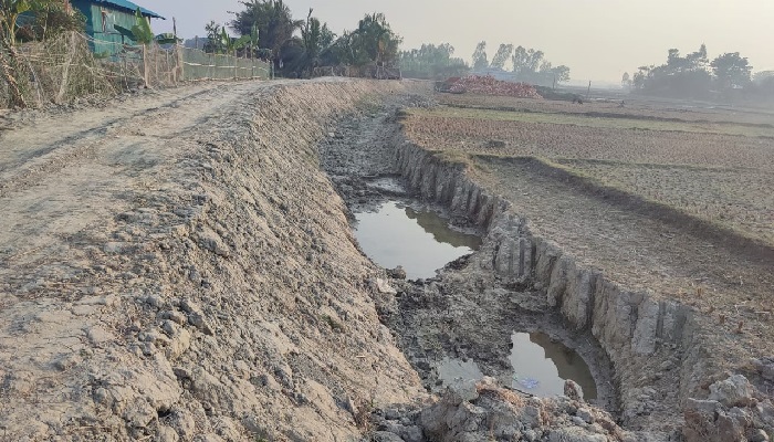 বাঁশখালীতে পকেট ভারি হচ্ছে জনপ্রতিনিধির