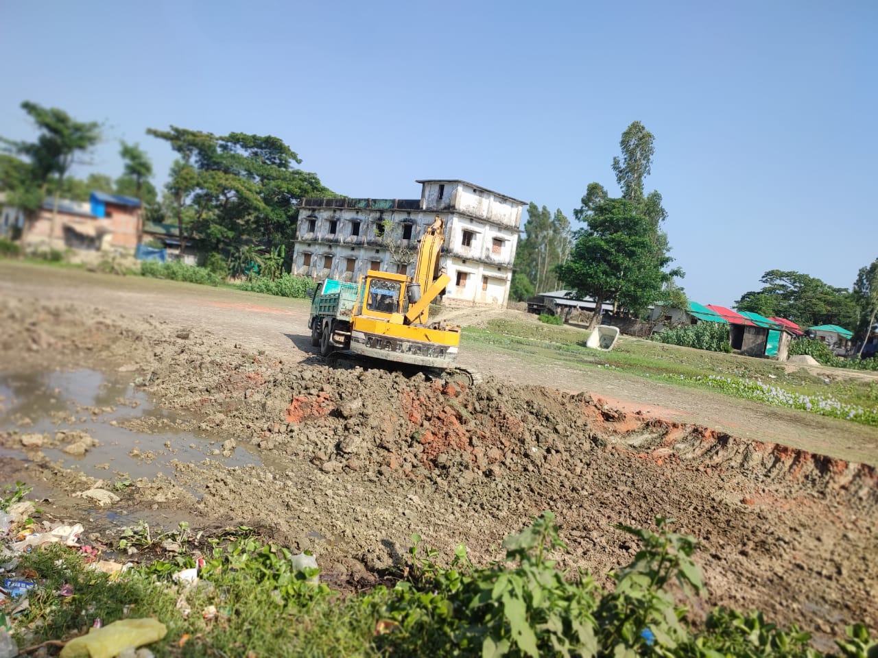 বাঁশখালীতে পকেট ভারি হচ্ছে জনপ্রতিনিধির