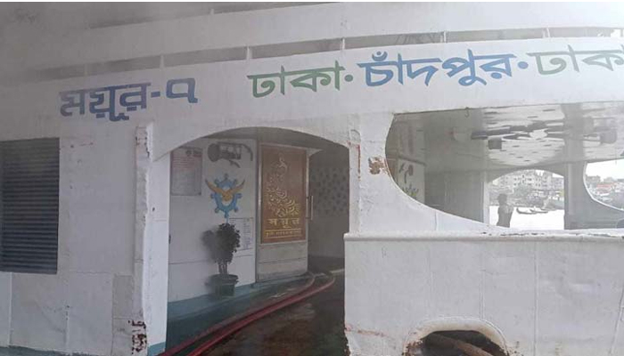 সদরঘাটে লঞ্চে ভয়াবহ আগুন