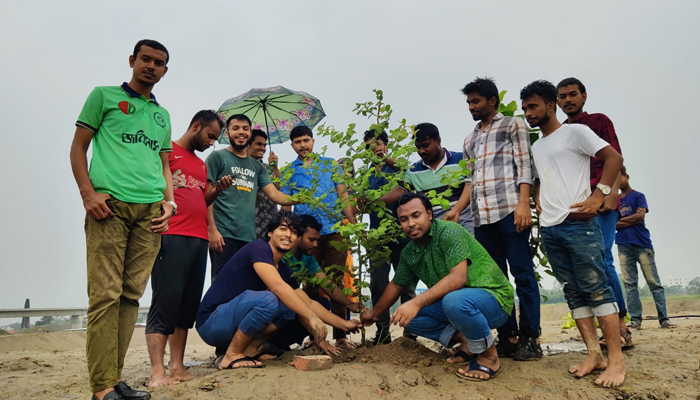 নতুন ক্যাম্পাসে জবি সাংবাদিক সমিতির বৃক্ষরোপণ