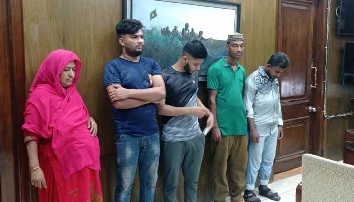 ঢামেকে ঝটিকা অভিযানে ৪ দালাল আটক