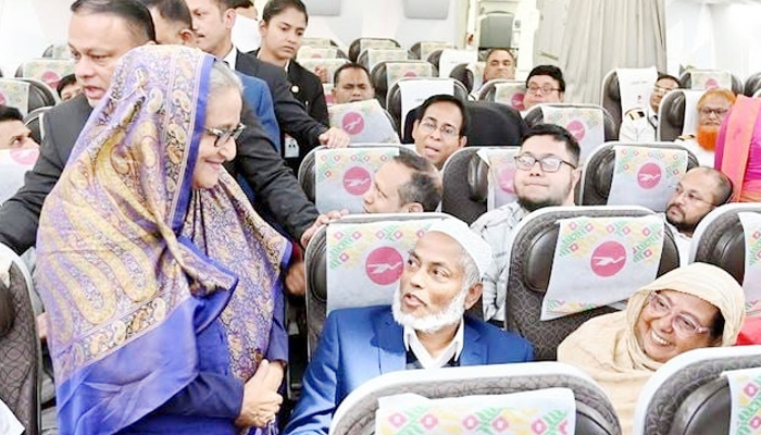 প্রধানমন্ত্রীকে কাছে পেয়ে অভিভূত বিমান যাত্রীরা
