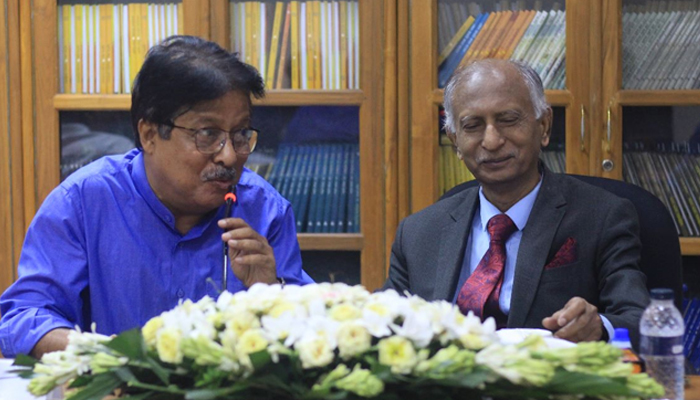 ভবিষ্যৎ প্রজন্মকে বইয়ের সঙ্গেই সংযোগ ঘটাতে হবে
