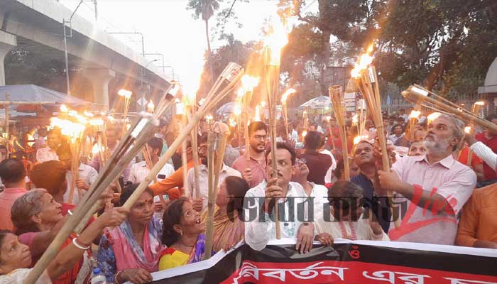 মিছিলে মশাল হাতে সনাতনীরা