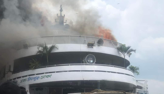সদরঘাটে লঞ্চে ভয়াবহ আগুন