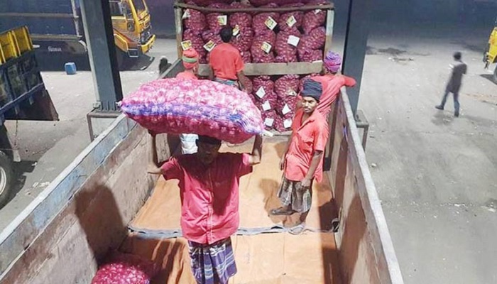 পেঁয়াজে একদিনে ১৬ কোটি টাকা মুনাফা!