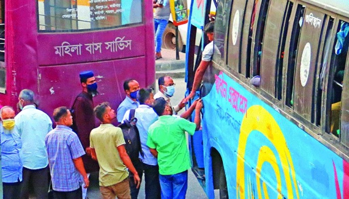 সড়কপথে চলছে ভাড়া নৈরাজ্য