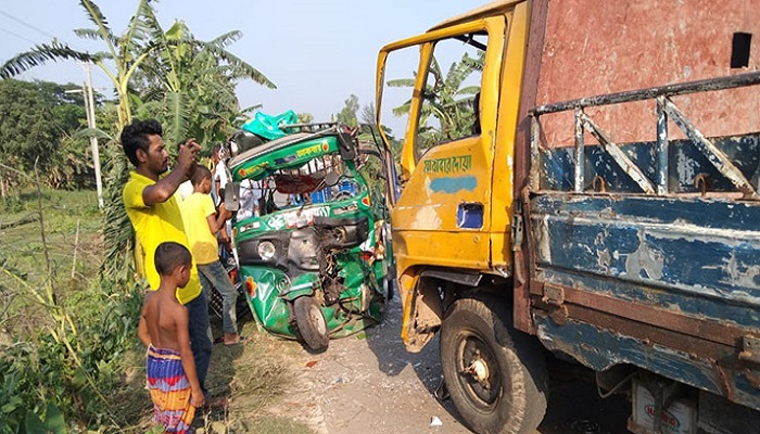 নওগাঁয় ট্রাকের ধাক্কায় অটোরিকশার চালকসহ নিহত ৪
