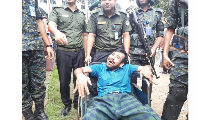 শারীরিক প্রতিবন্ধকতা উপেক্ষা করে ভোট দিলেন সিলু