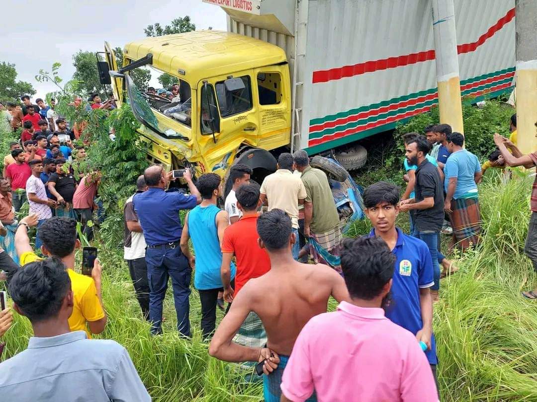ফুটবল খেলতে যাওয়ার পথে ২ স্কুলছাত্রসহ চারজনের মৃত্যু