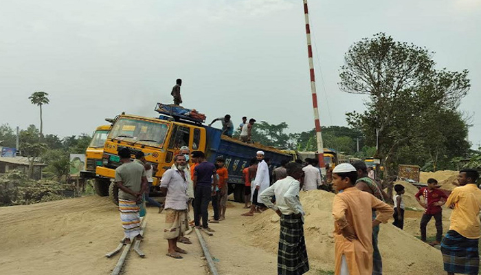 একিয়ারকান্দা রেলক্রসিংটি এখন মরন ফাঁদ