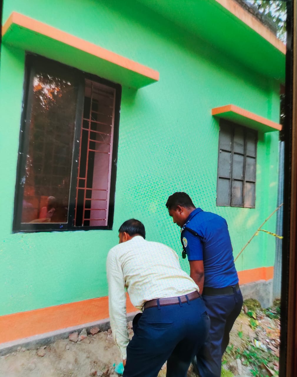 জানালার গ্রিল কেটে সাবেক অতিরিক্ত সচিবের বাড়িতে দুর্ধর্ষ চুরি!