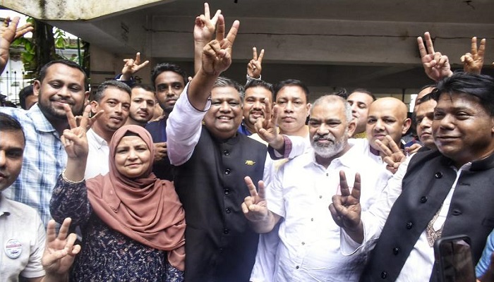 ভোট দিলেন নৌকাপ্রার্থী আনোয়ারুজ্জামান চৌধুরী