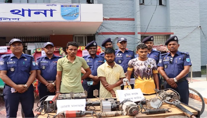 মানিকগঞ্জে অটো-রিক্সাসহ চোর চক্রের ৩ সদস্য আটক