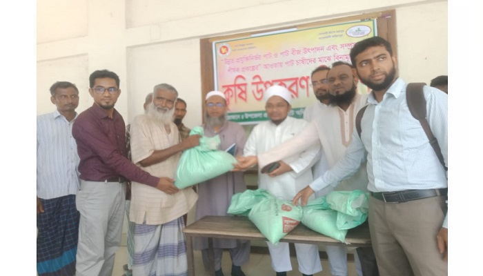 আলফাডাঙ্গায় পাট চাষিদের মাঝে বিনামূল্যে সার বিতরণ