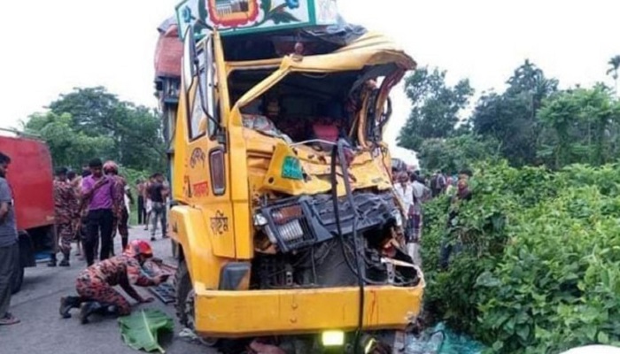 সিরাজগঞ্জে ট্রাক-পিকআপ সংঘর্ষ, নিহত ৪