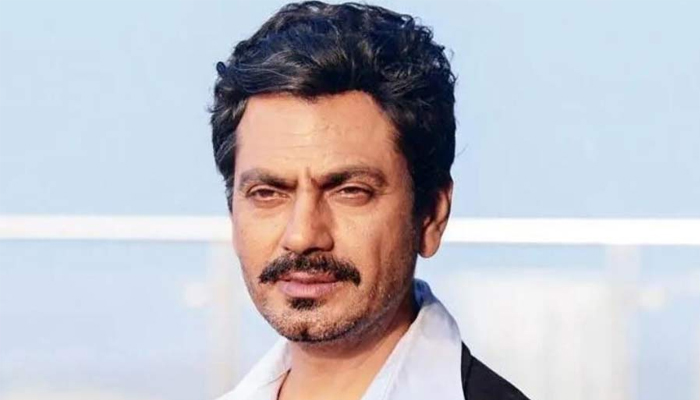 শুটিং সেটে ঘাড় ধাক্কা খান নওয়াজ!