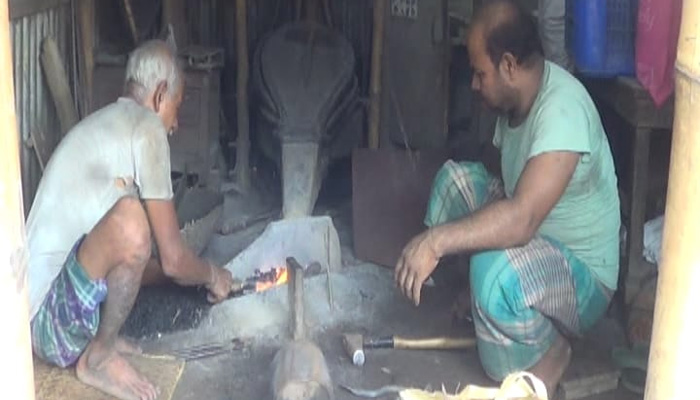 ব্যস্ততা বেড়েছে ব্রাহ্মণবাড়িয়ায় কামারপল্লীতে