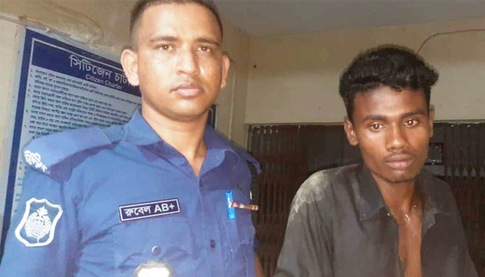 ইভটিজিংয়ের অভিযোগে যুবককে গণধোলাই দিয়ে পুলিশে সোপর্দ