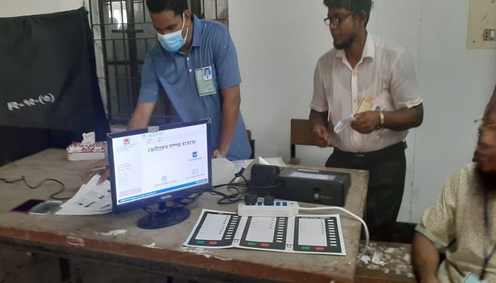 প্রথমবার ইভিএমে ভোট দিয়ে উচ্ছ্বসিত সবাই