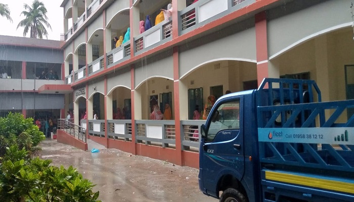 রাজশাহীতে ঝুম বৃষ্টি, বিড়ম্বনায় ভোটাররা