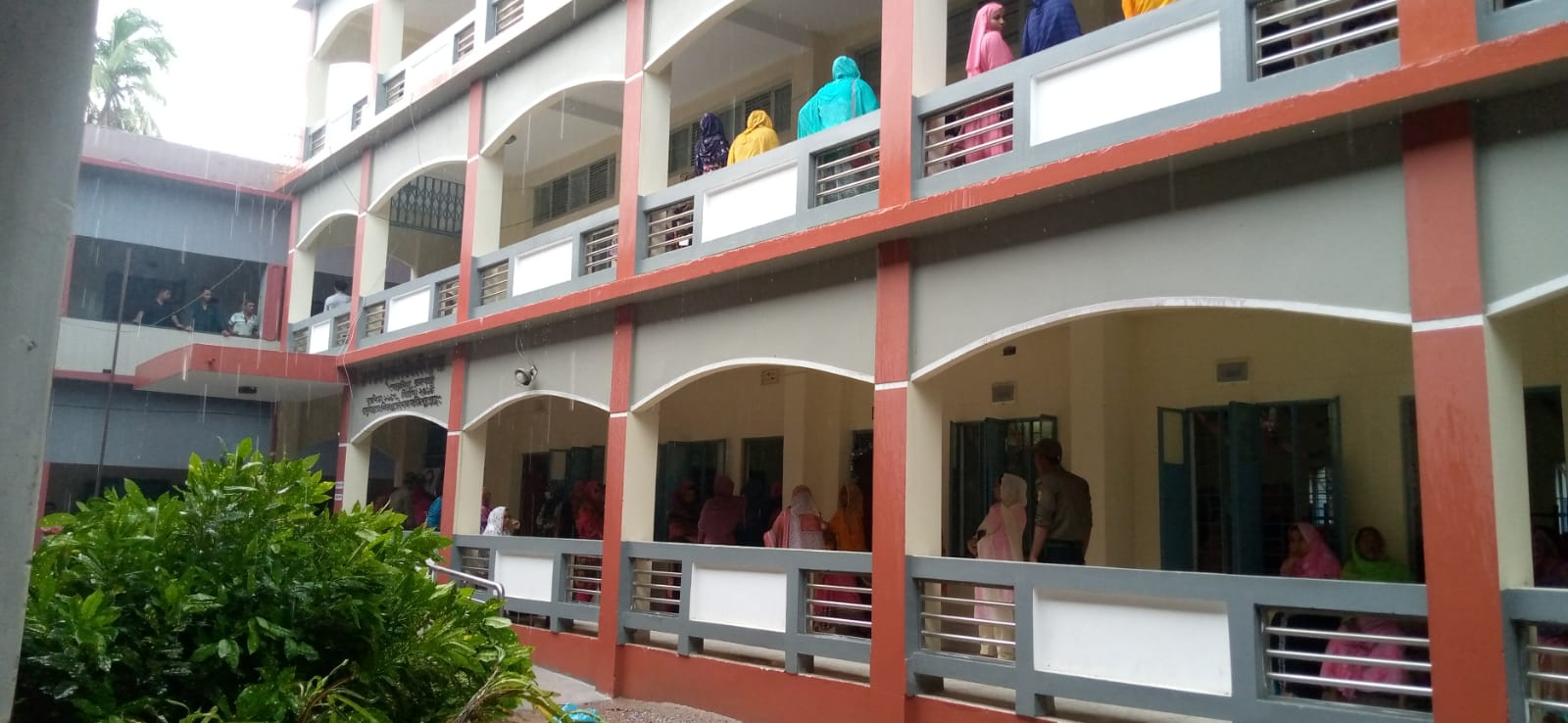 রাজশাহীতে ঝুম বৃষ্টি, বিড়ম্বনায় ভোটাররা