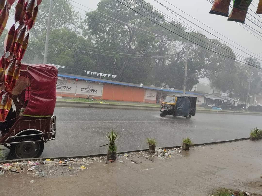 রাজশাহীতে ঝুম বৃষ্টি, বিড়ম্বনায় ভোটাররা