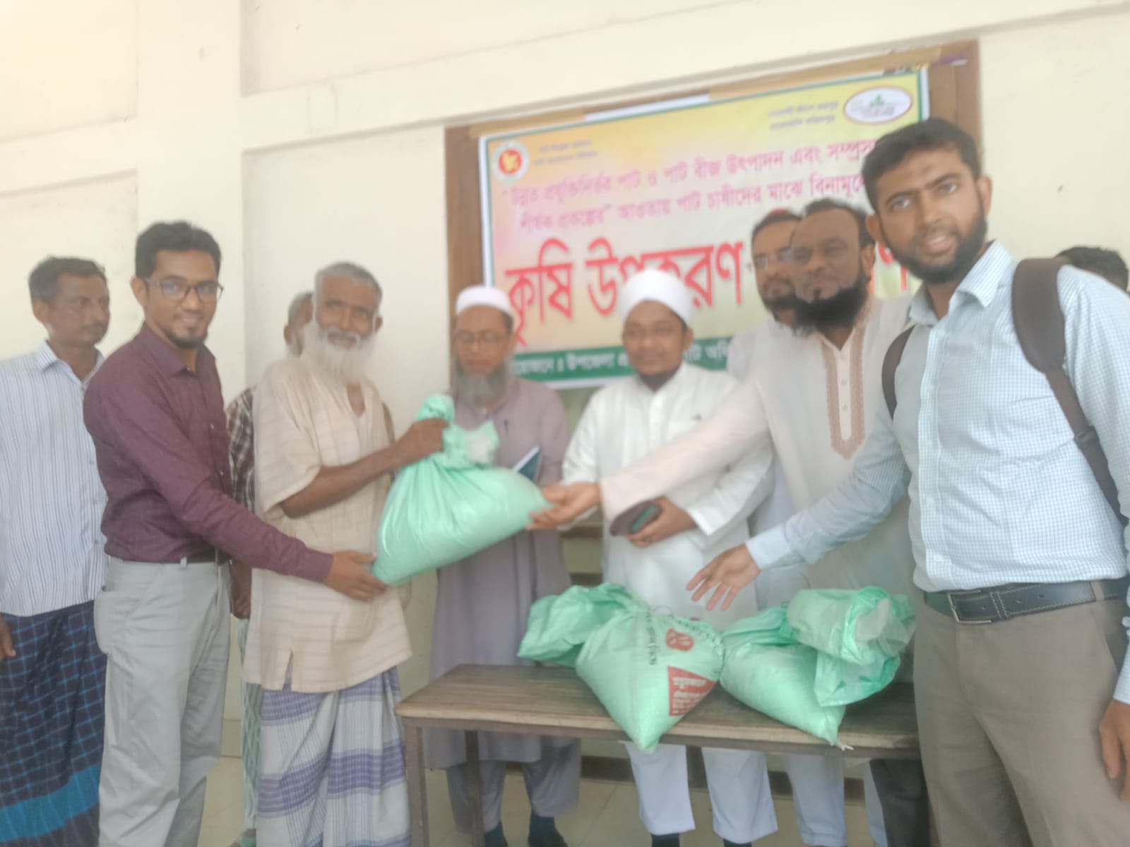 আলফাডাঙ্গায় পাট চাষিদের মাঝে বিনামূল্যে সার বিতরণ