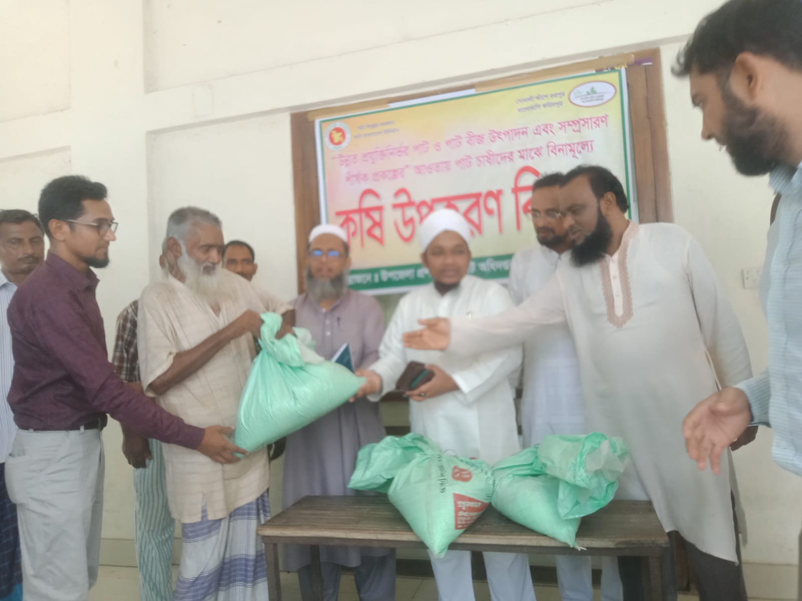 আলফাডাঙ্গায় পাট চাষিদের মাঝে বিনামূল্যে সার বিতরণ