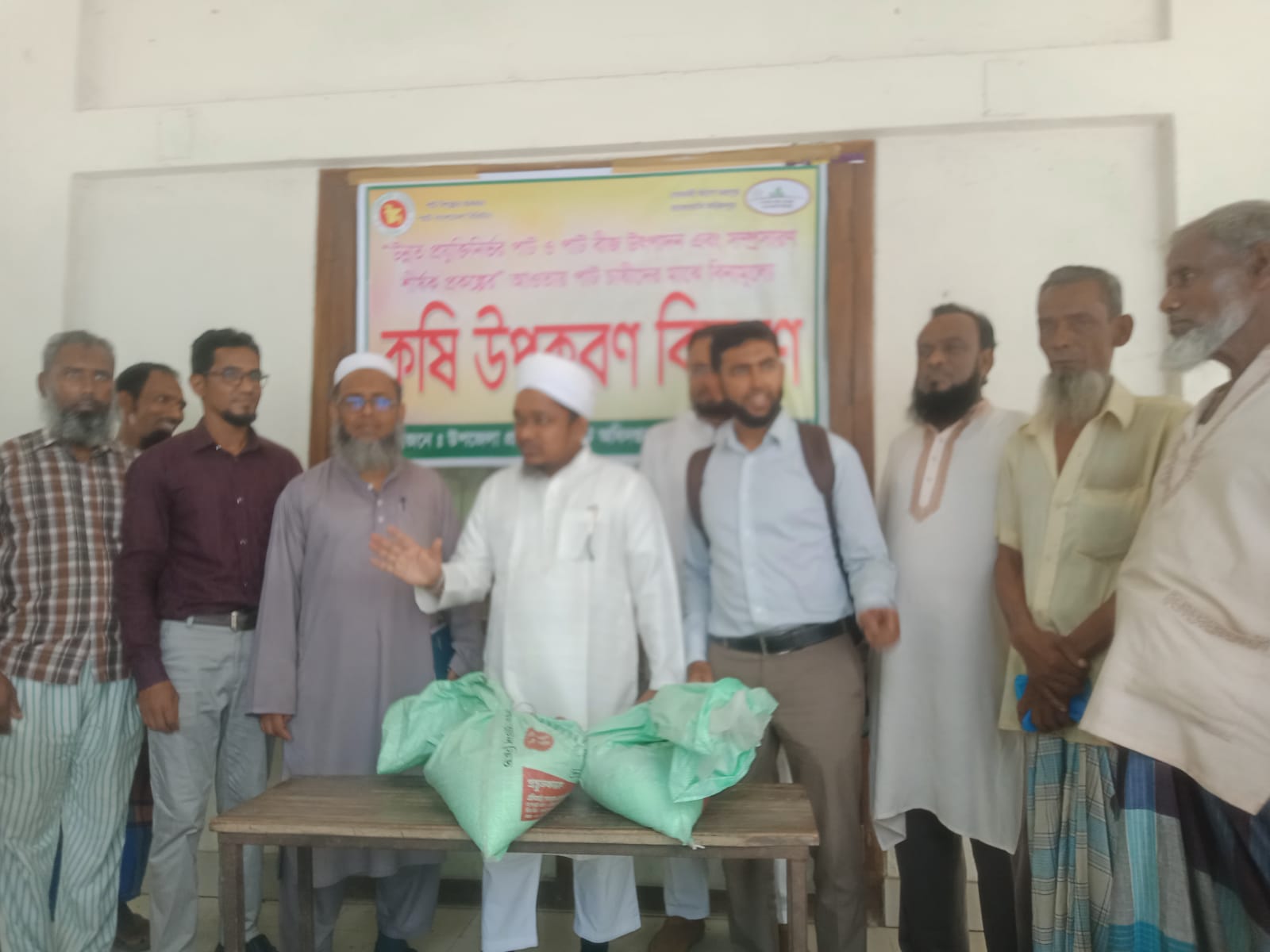 আলফাডাঙ্গায় পাট চাষিদের মাঝে বিনামূল্যে সার বিতরণ