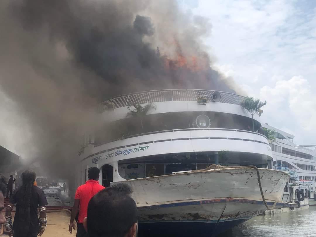 সদরঘাটে লঞ্চে ভয়াবহ আগুন