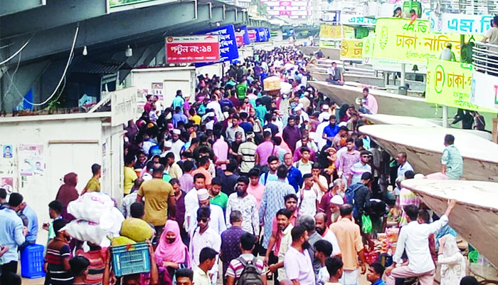 যানবাহনের চাপ বেড়েছে, বাস ট্রেন ও লঞ্চে ভিড়