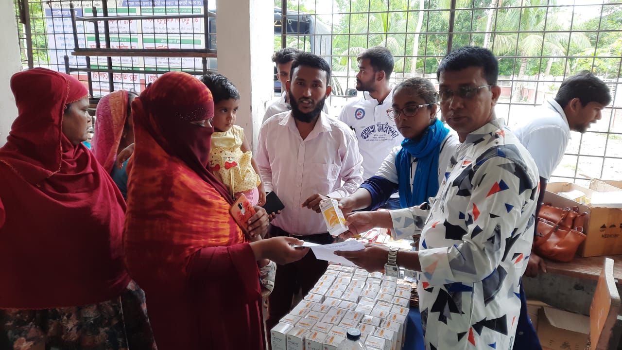 তাপদাহে অসুস্থ হাজারো মানুষকে স্বেচ্ছাসেবী সংগঠনের বিনামূল্যে চিকিৎসা