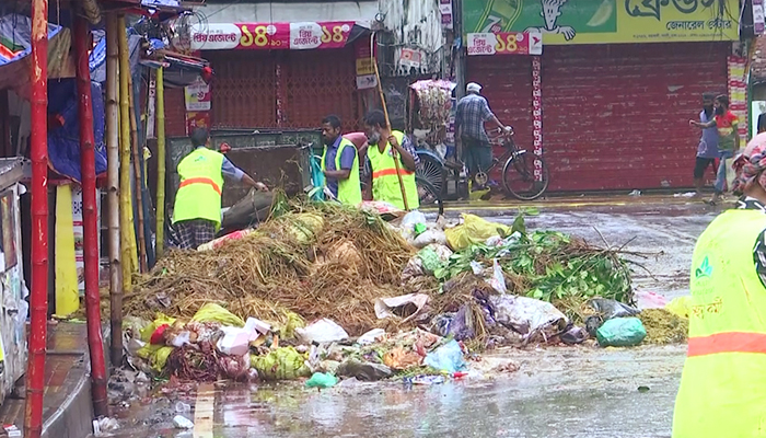 রাজধানীতে কুরবানির পশুর বর্জ্য অপসারণ শুরু