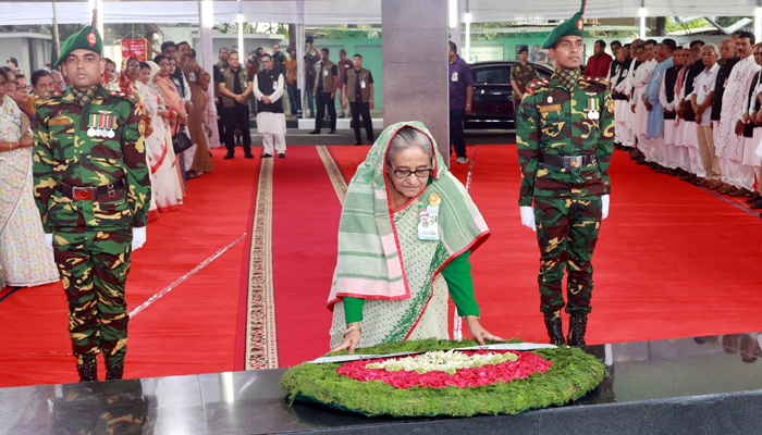 জাতির পিতার প্রতিকৃতিতে প্রধানমন্ত্রীর শ্রদ্ধা
